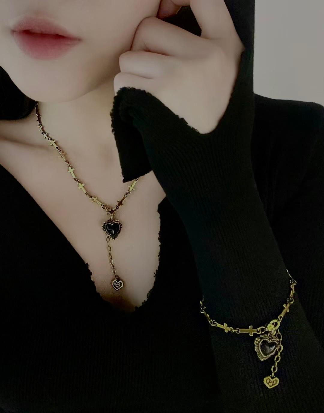 Vintage Heart Black Gold Pendant
