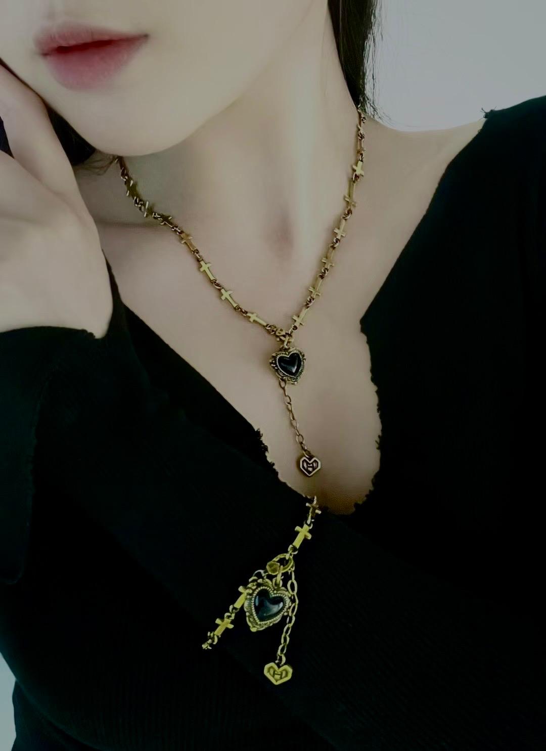 Vintage Heart Black Gold Pendant