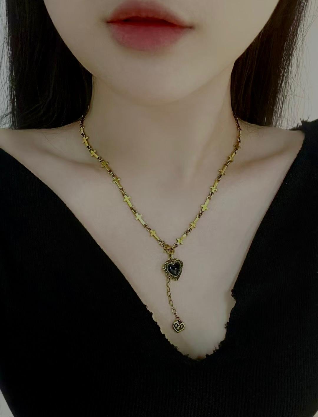 Vintage Heart Black Gold Pendant