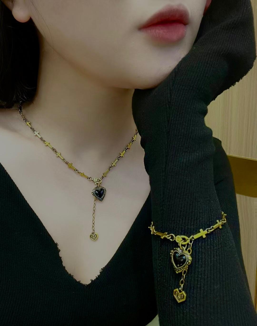 Vintage Heart Black Gold Pendant