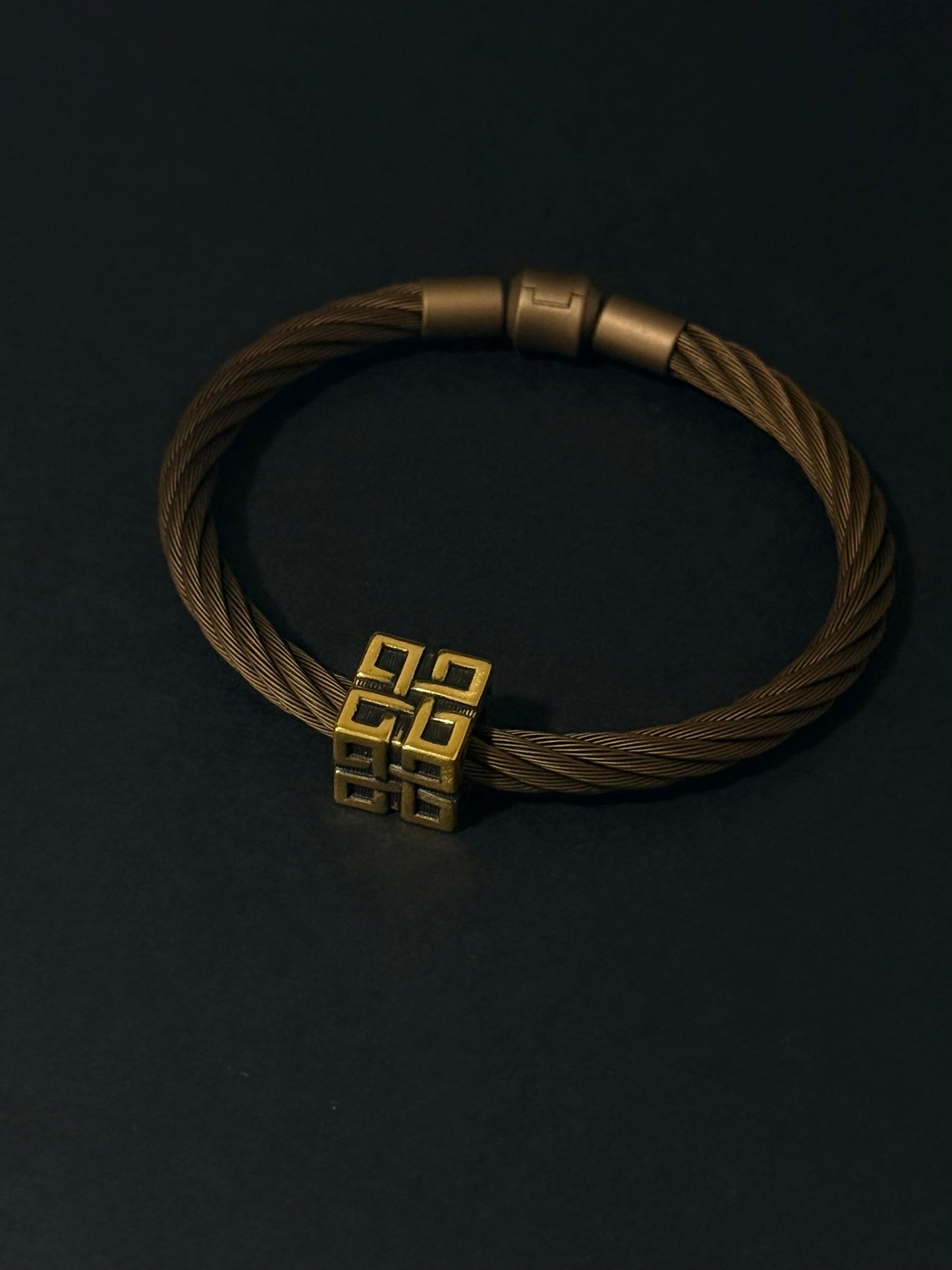 Auspicious Cube Black Gold Charm 吉祥