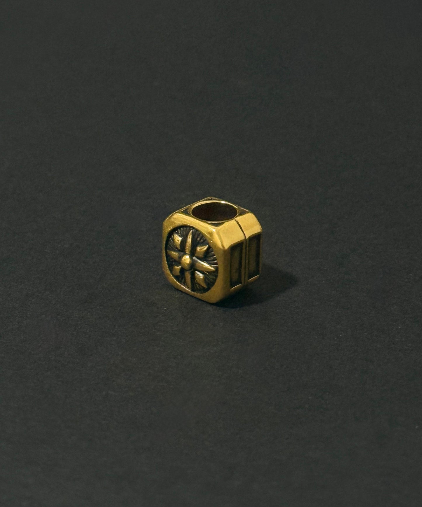 The Compass Black Gold Charm 指南针