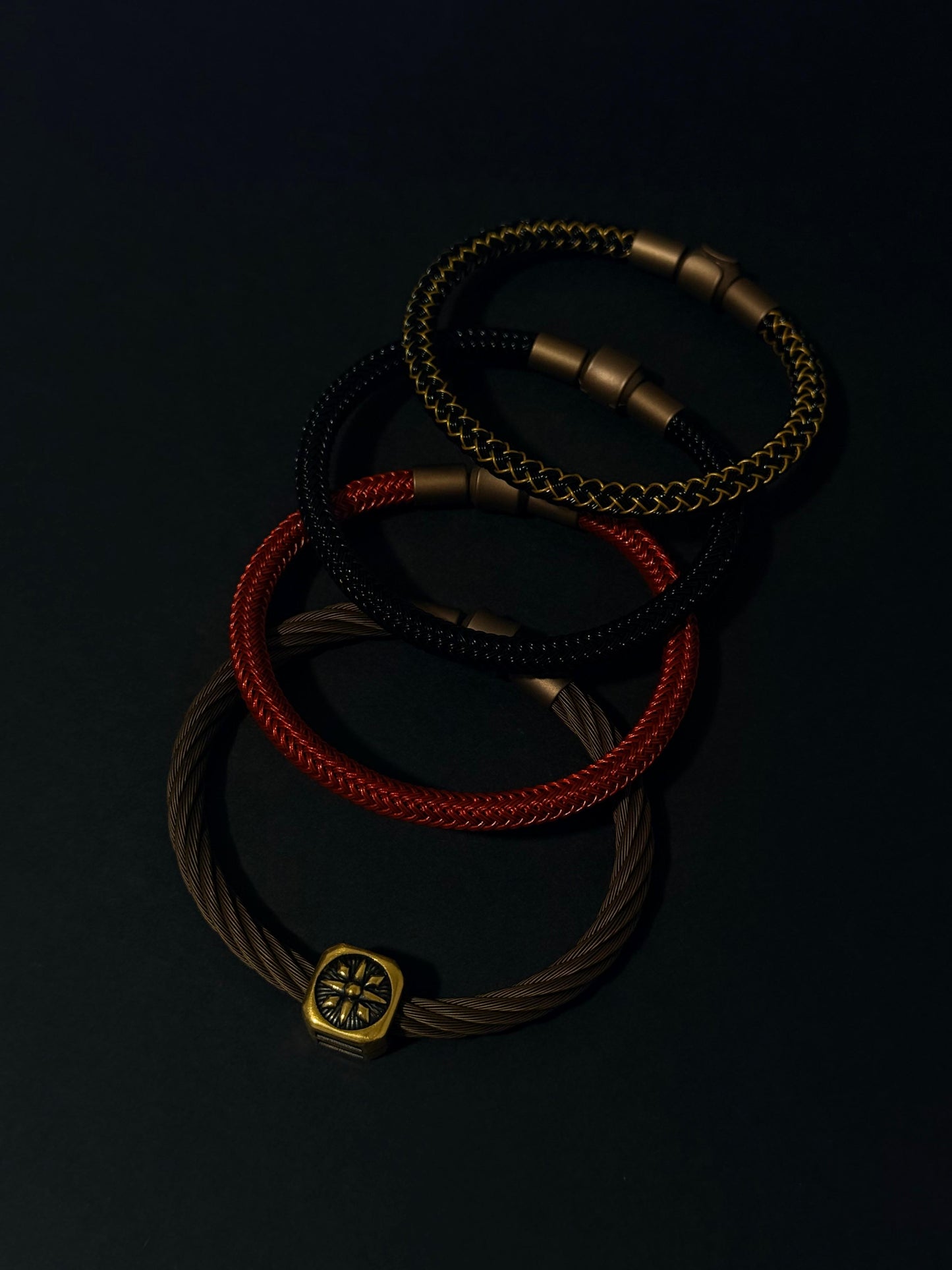 The Compass Black Gold Charm 指南针