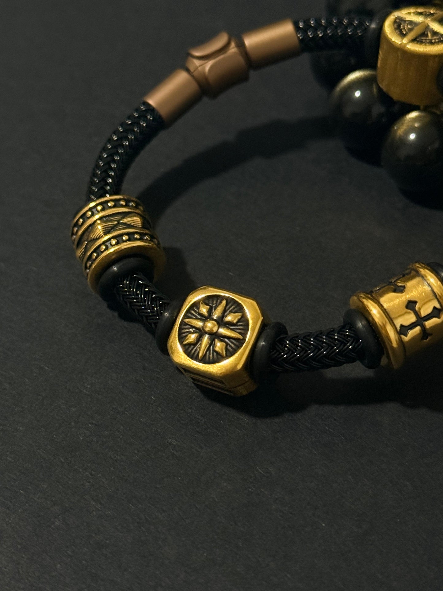 The Compass Black Gold Charm 指南针