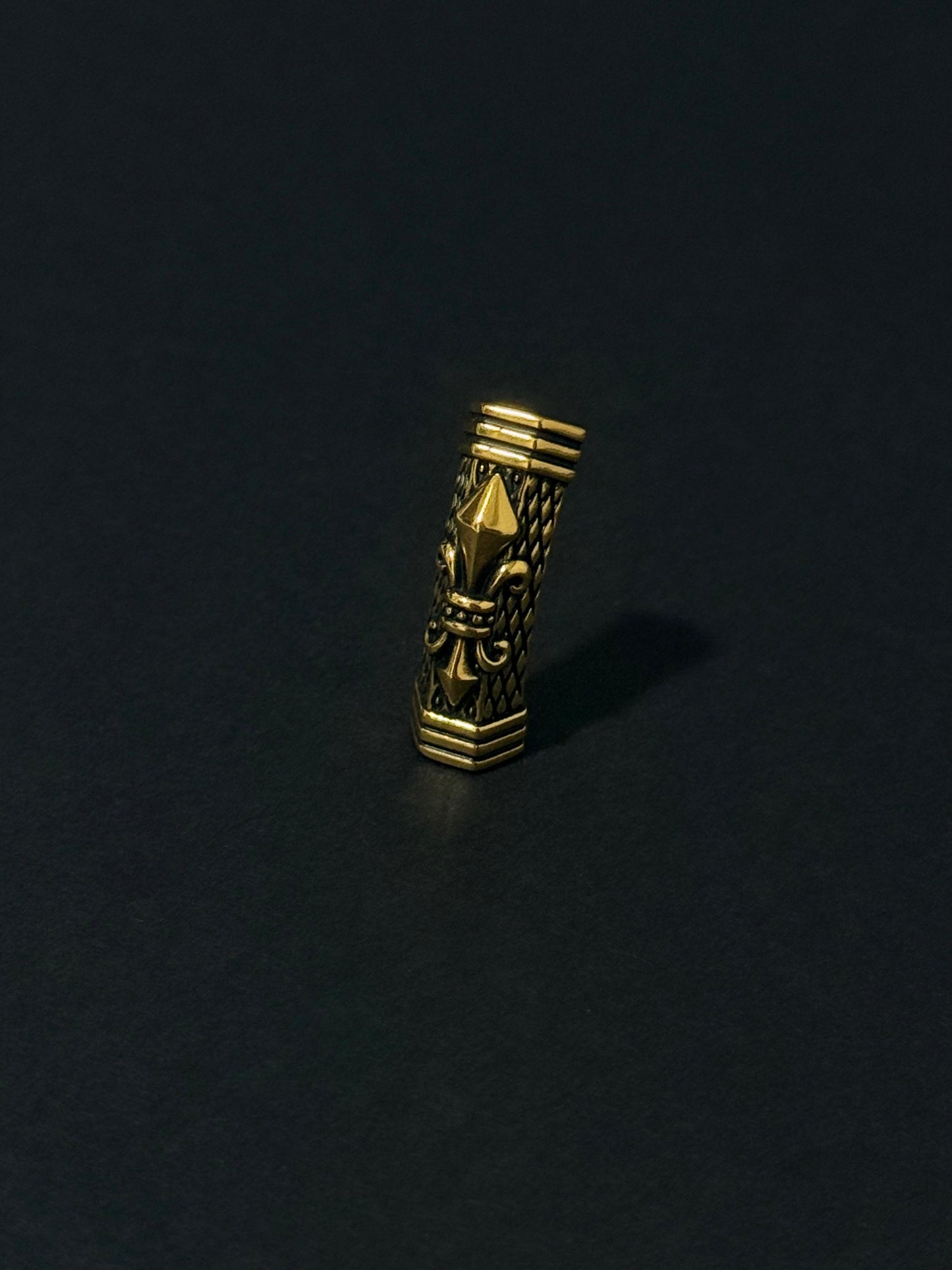 The Fleur-de-Lis Barrel Charm 鸢尾花